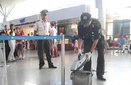 BẢO VỆ AN NINH LÀM NHIỆM VỤ TẠI SÂN BAY QUỐC TẾ ĐÀ NẴNG