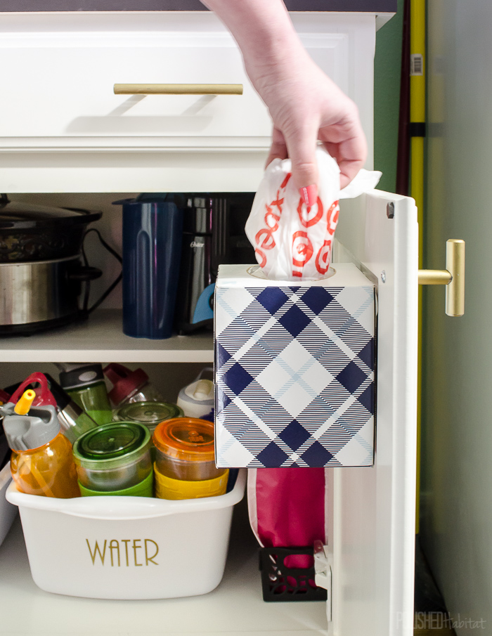 Kiếm một hộp rút khăn giấy cũ (bằng nhựa), gắn nó vào cánh cửa tủ. Và sau đó gập những túi nylon cũ bỏ vào đó, khi cần bạn có thể rút chúng ra để tái chế đựng đồ hoặc đựng rác, thay vì vo viên túi nylon và vứt khắp nhà.