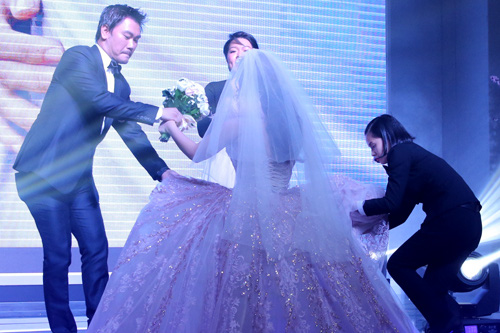 Ông xã sơ ý giẫm vào váy cưới của Khánh Hiền