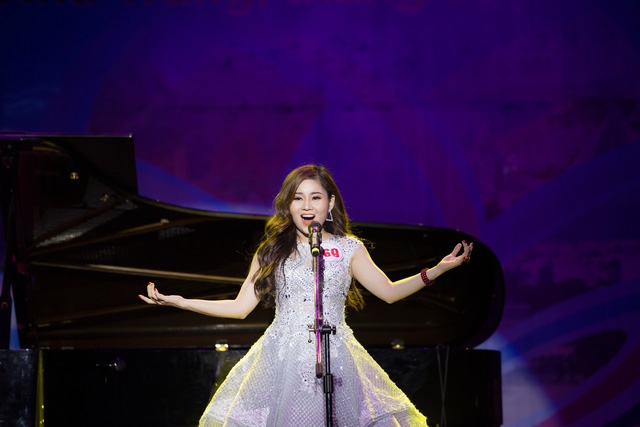 
Hương Ly là một trong hai thí sinh của Học viện Âm nhạc Quốc gia Việt Nam được chọn hát đơn ca.

