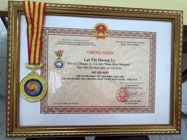 
Giấy chứng nhận và huy chương vàng mà Hương Ly đạt được.
