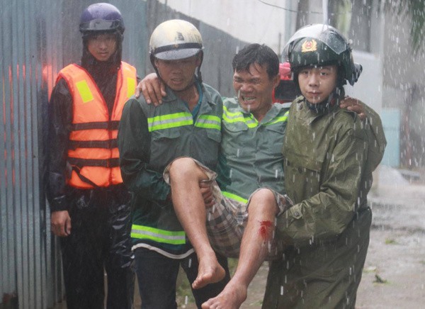 
Cảnh sát Khánh Hòa giải cứu một nạn nhân bị kẹt trong nhà sập.
