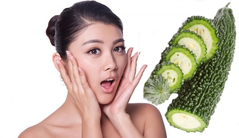 Người phụ nữ với biểu cảm ngạc nhiên bên cạnh hình ảnh mướp đắng cắt lát trên nền trắng.