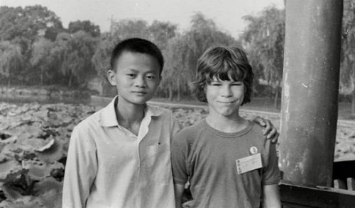 Jack Ma và David Morley (phải) chụp ảnh trong công viên tại Hàng Châu năm 1980. Ảnh: AFR.