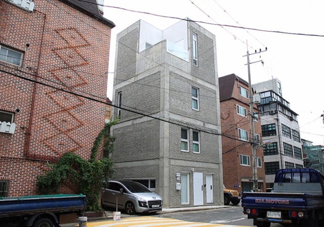 Căn nhà 4 tầng này là tổ ấm của một gia đình trẻ, tọa lạc ở trung tâm thủ đô Seoul, Hàn Quốc.