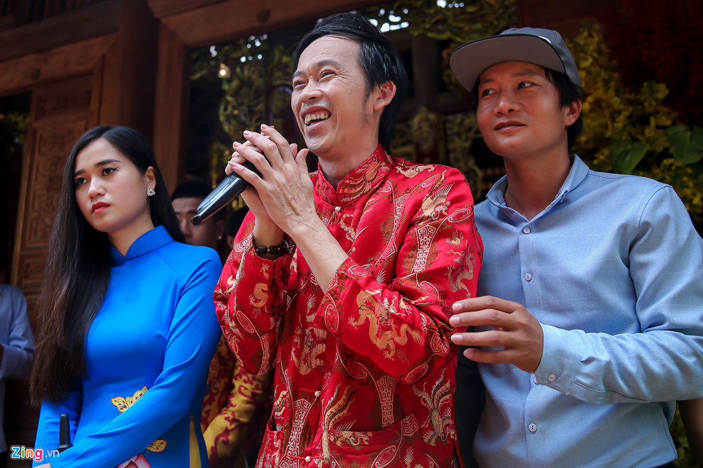 Dàn sao Việt và hàng nghìn khán giả về đền thờ của Hoài Linh cúng Tổ