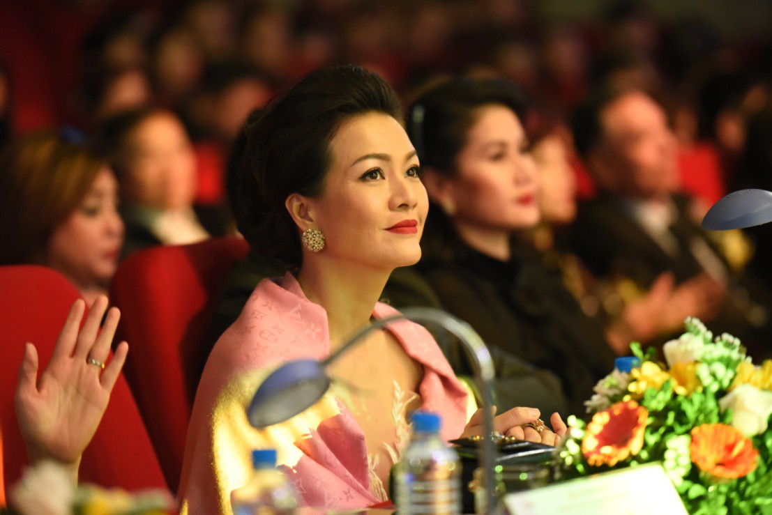 Siêu mẫu Thúy Hằng nổi bật cùng diễn viên Hoàng Xuân, Thân Thúy Hà trên ghế nóng giám khảo The Beauty 2017