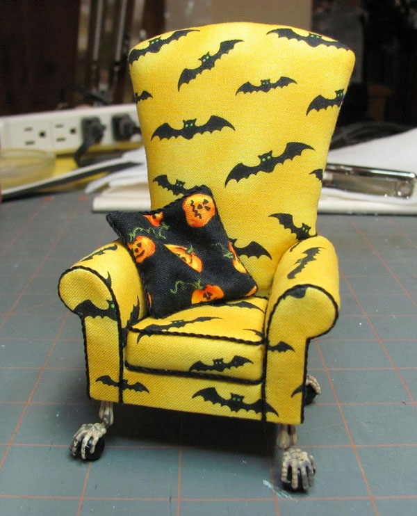 Một chiếc ghế vàng in hình dơi trông hơi... hiền lành mùa Halloween nhưng lại cực kì nổi bật.