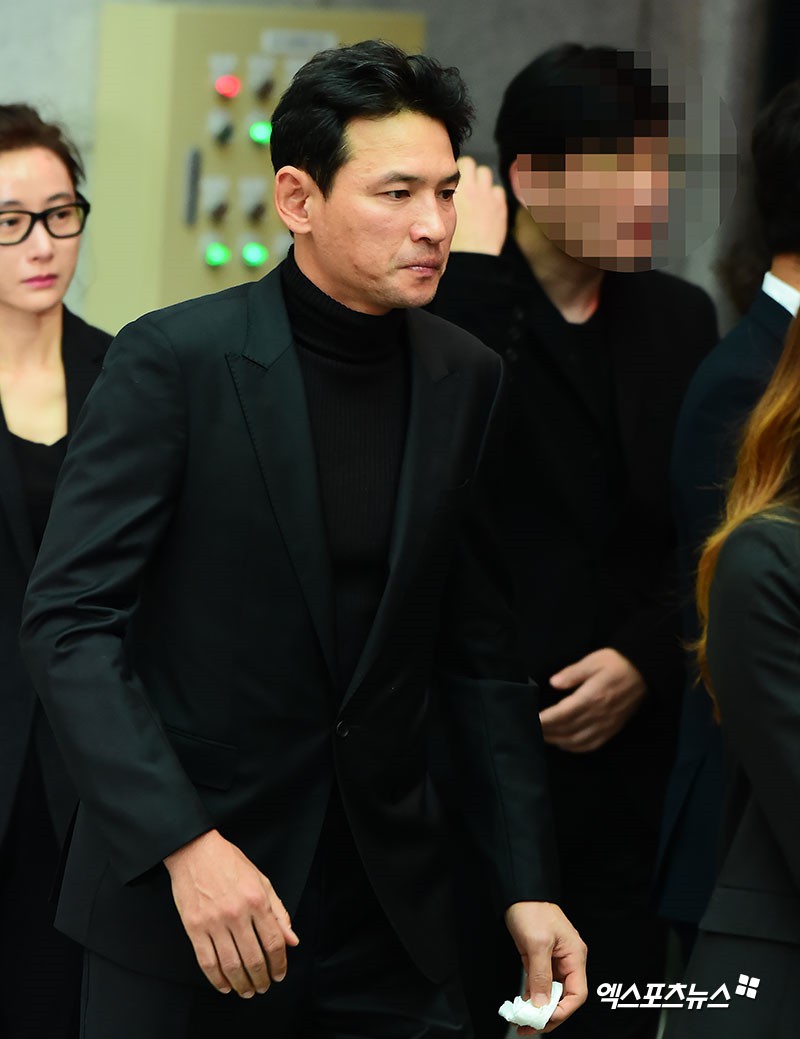 Lễ tang Kim Joo Hyuk: Tình cũ, vợ chưa cưới và dàn sao khóc tiễn đưa Lễ Tang Kim Joo Hyuk: Tình Cũ, Vợ Chưa Cưới Và Dàn Sao Khóc Tiễn Đưa