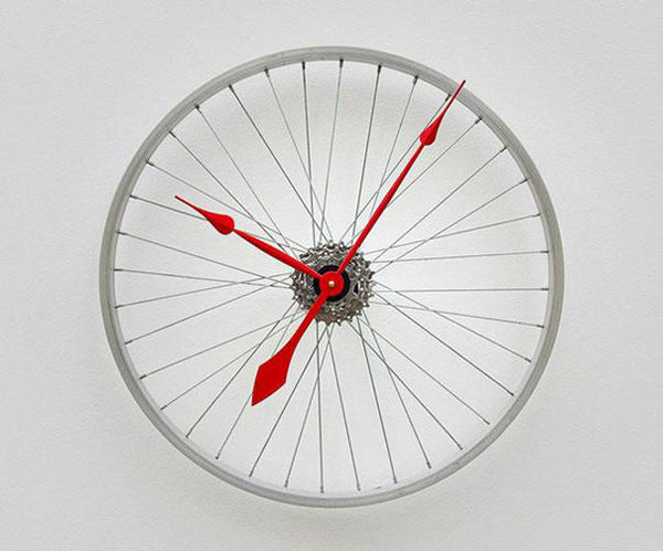 Đồng hồ treo tường bằng bánh xe đạp chắc chắn sẽ là thứ đồ cá tính vô cùng trong căn nhà của bạn.