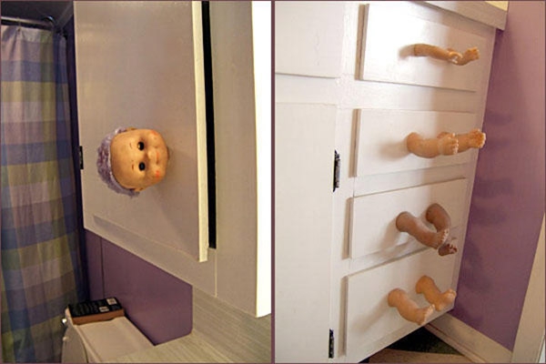 Thực ra đối với chiếc tủ ma búp bê này, bạn có thể tự làm với một chiếc tủ có sẵn và những bộ phận rời của búp bê đã hỏng.