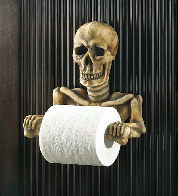 Chắc chắn bạn sẽ giật mình khi vào nhà vệ sinh và nhìn thấy những giá treo cuộn giấy vệ sinh hình zombie hay đầu lâu như thế này.