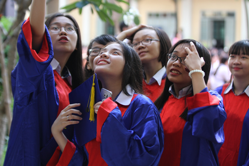 
Học sinh lớp 12 trường THPT Nguyễn Du trong lễ trưởng thành. Ảnh: Mạnh Tùng
