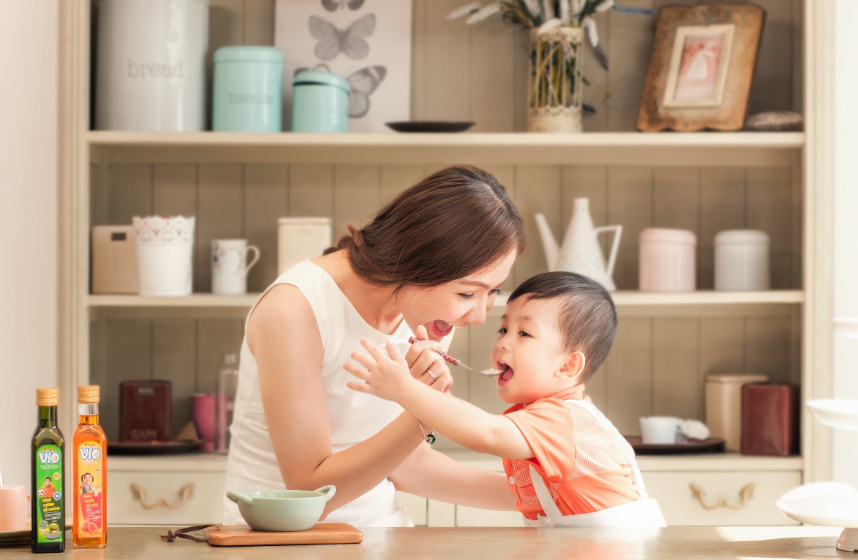 Vợ chồng &Aacute;i Ch&acirc;u - Huỳnh Đ&ocirc;ng c&ugrave;ng con trai tận hưởng m&ugrave;a thu ở Canada - Ảnh 10.