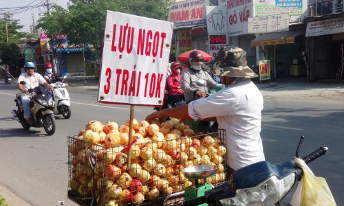 Lựu Trung Quốc "3 trái 10.000" bán đầy đường Sài Gòn