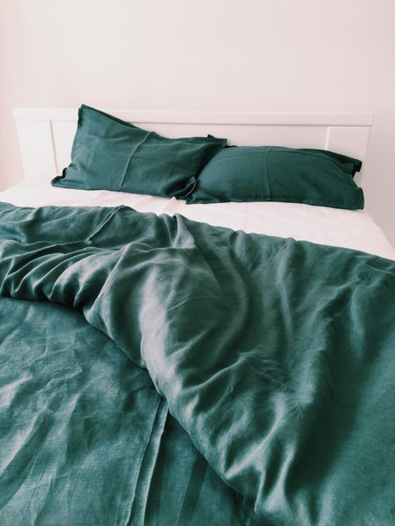 
Bộ đồ giường màu trắng và ngọc lục bảo đơn giản là một ý tưởng tuyệt vời cho một không gian hiện đại.
