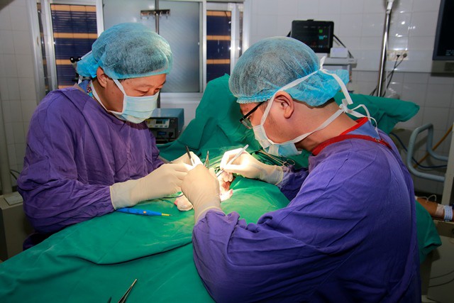 Các bác sĩ tiến hành vi phẫu thuật cho bệnh nhân.