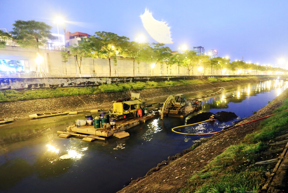 Cận Cảnh Nạo Vét Sông Tô Lịch Xuyên Đêm Trước Khi Được 