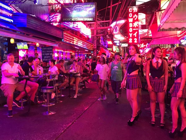 Một góc phố đông đúc về đêm ở Soi Cowboy. Ảnh: Viral Press.