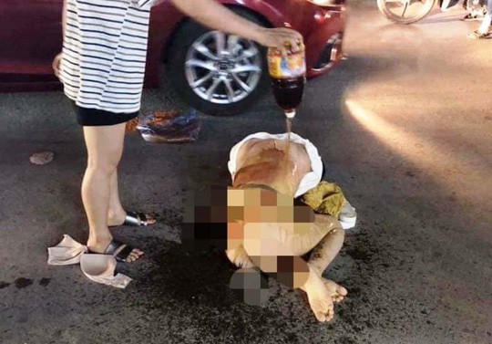 Chị G. - nạn nhân trong vụ bị vây đánh, đổ nước mắm, ớt bột lên người đã làm đơn đề nghị công an khởi tố vụ án