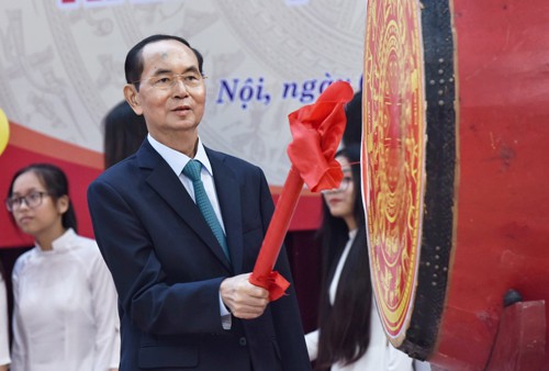 Ngày 5/9, Chủ tịch nước Trần Đại Quang đánh trống khai giảng tại trường THPT Chu Văn An, Hà Nội. Ảnh: VnExpress