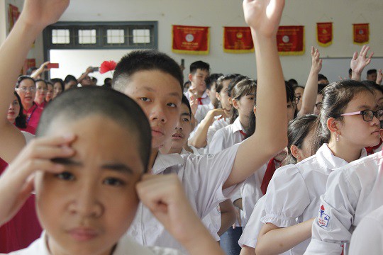 Xúc động hàng trăm học sinh hát Quốc ca bằng… tay trong lễ khai giảng
