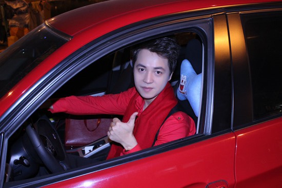 Chiếc xe Mercedes màu đỏ có giá 3 tỷ đồng của Đăng Khôi từng gây nhiều sự chú ý. Một số nguồn tin cho biết anh là người đầu tiên sở hữu dòng xe này ở Việt Nam.