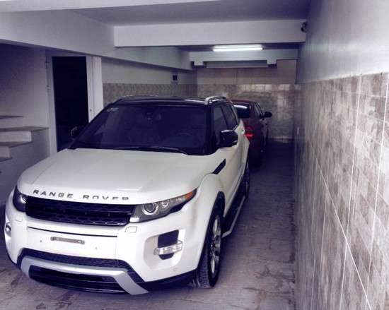 Trong hầm nhà Đăng Khôi còn có chiếc Range Rover màu trắng, có giá khoảng 2 tỷ đồng. Đây cũng là dòng xe mà nhiều sao Việt như Tuấn Hưng, Tăng Thanh Hà... từng sử dụng.