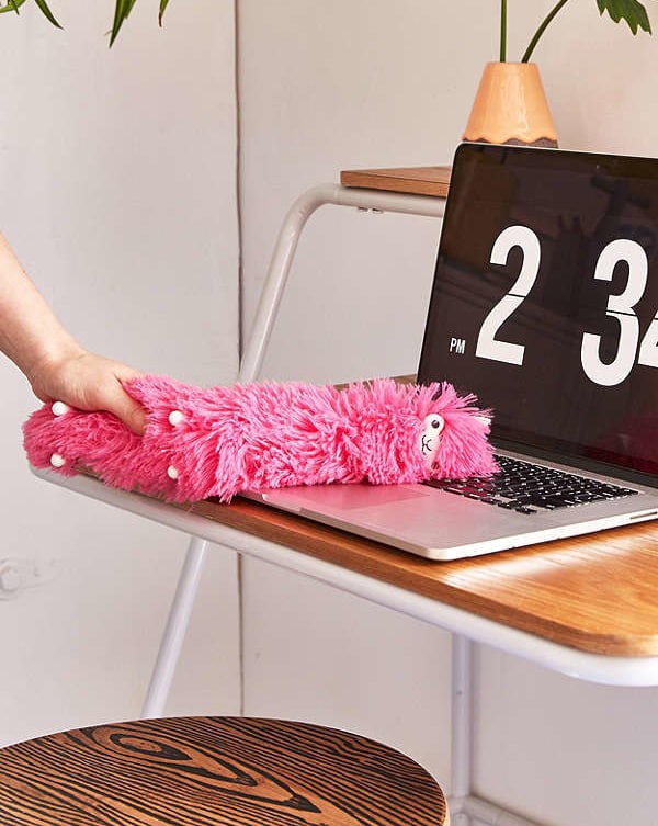 Cây lau bụi hình mèo với những sợi vải màu hồng đáng yêu thế này sẽ thắp sáng bàn làm việc của bạn, đồng thời nhờ có việc dọn bàn, lau bàn phím, màn hình máy tính của bạn cũng trở nên dễ dàng và hiệu quả hơn nhiều.