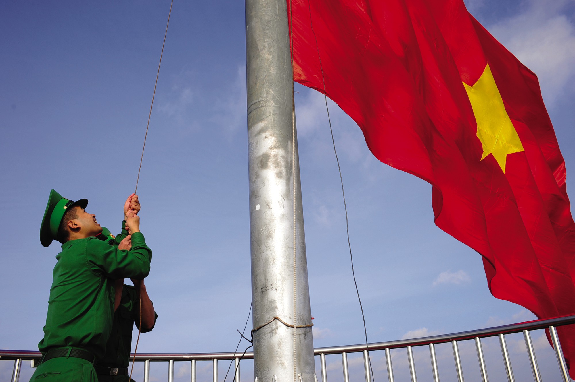 Hiên ngang lá cờ đỏ sao vàng nơi địa đầu Tổ quốc