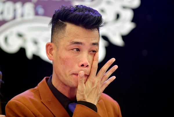 Hình ảnh Hiá»p Gà khóc trong Äám cưá»i vá»i Diá»u Thúy gây sá»t trá» lại trong á»n à o ly hôn.