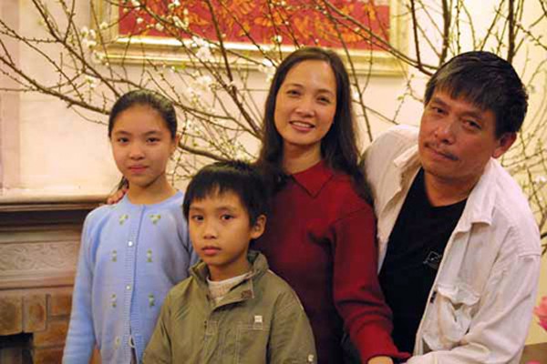 
Gia đình hạnh phúc nhiều năm trước của NSND Lê Khanh - đạo diễn Việt Thanh.
