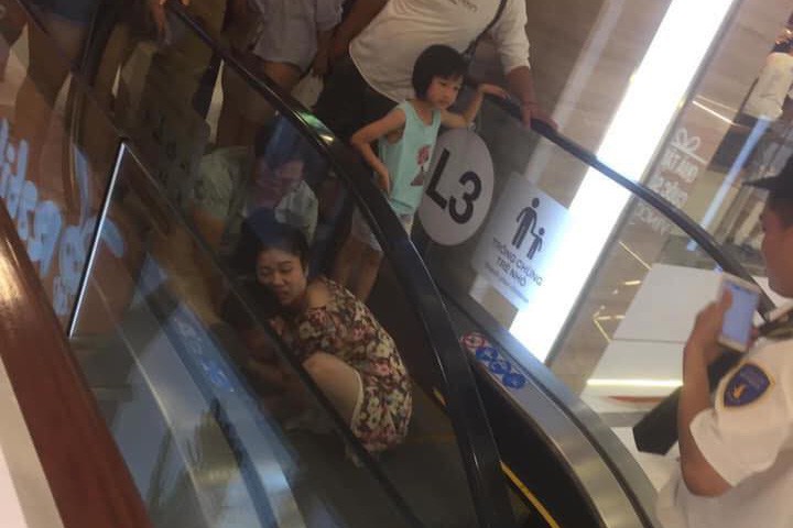 Nha Trang: Lại thêm một em bé ngã xuống thang cuốn ở trung tâm thương mại khiến người chứng kiến thót tim