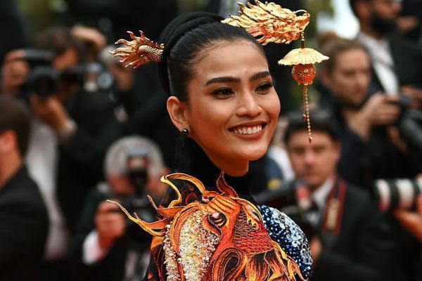Khác hẳn với hình ảnh 'tức mắt' của Ngọc Trinh, Á hậu Trương Thị May kín đáo mà vẫn nổi bật tại LHP Cannes