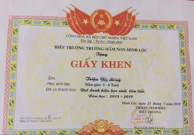 Trẻ Mầm Non Được Trao Giấy Khen Học Sinh Tiên Tiến, Xuất Sắc