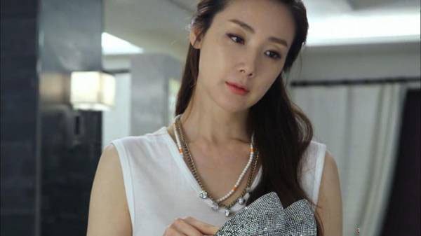 Trót lên giường với sếp già, nhìn thứ anh để lại tôi chỉ khinh bỉ cười - Ảnh 2. Trót lên giường với sếp già, nhìn thứ anh để lại tôi chỉ khinh bỉ cười - Ảnh 2.