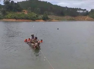 Lật xuồng trong l&uacute;c c&acirc;u c&aacute;, 3 thanh ni&ecirc;n đuối nước tử vong
