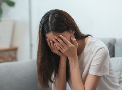 Đi làm về, tôi thấy mẹ chồng đang khóc lóc, bà gào lên đuổi ...