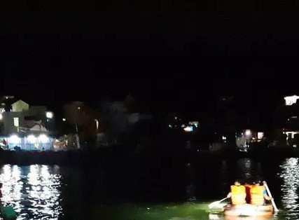 Lật đò, 7 người rơi xuống sông Lạch Bạng