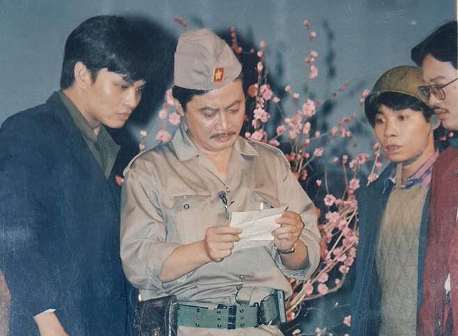 'Ông trùm' Trần Đức kỷ niệm Giải phóng thủ đô với loạt ảnh hoài niệm trong vở kịch Lưu Quang Vũ