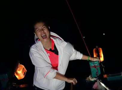Kim Thư lênh đênh trên ghe cá trong đêm bão