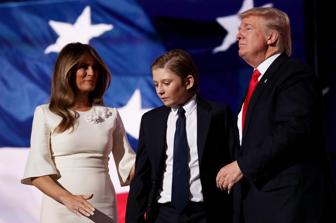 Hành động thường xuyên của Barron Trump khi đi cùng bố mẹ