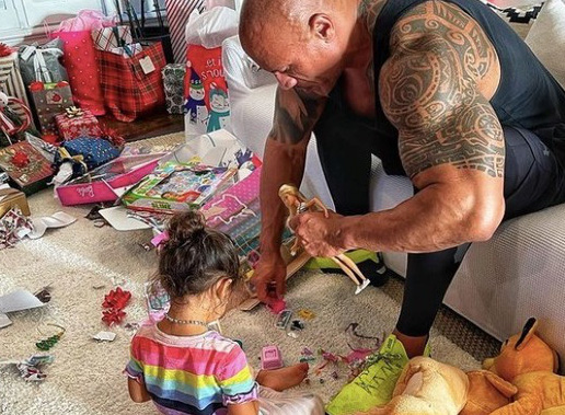 The Rock chơi búp bê Barbie với con gái gây bão mạng