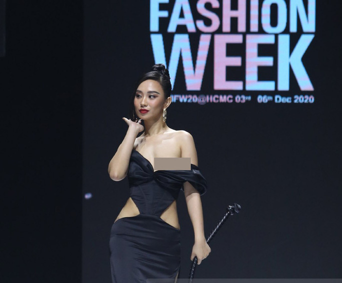 Người mẫu nữ bị lộ ngực khi trình diễn ở Tuần lễ thời trang Việt Nam