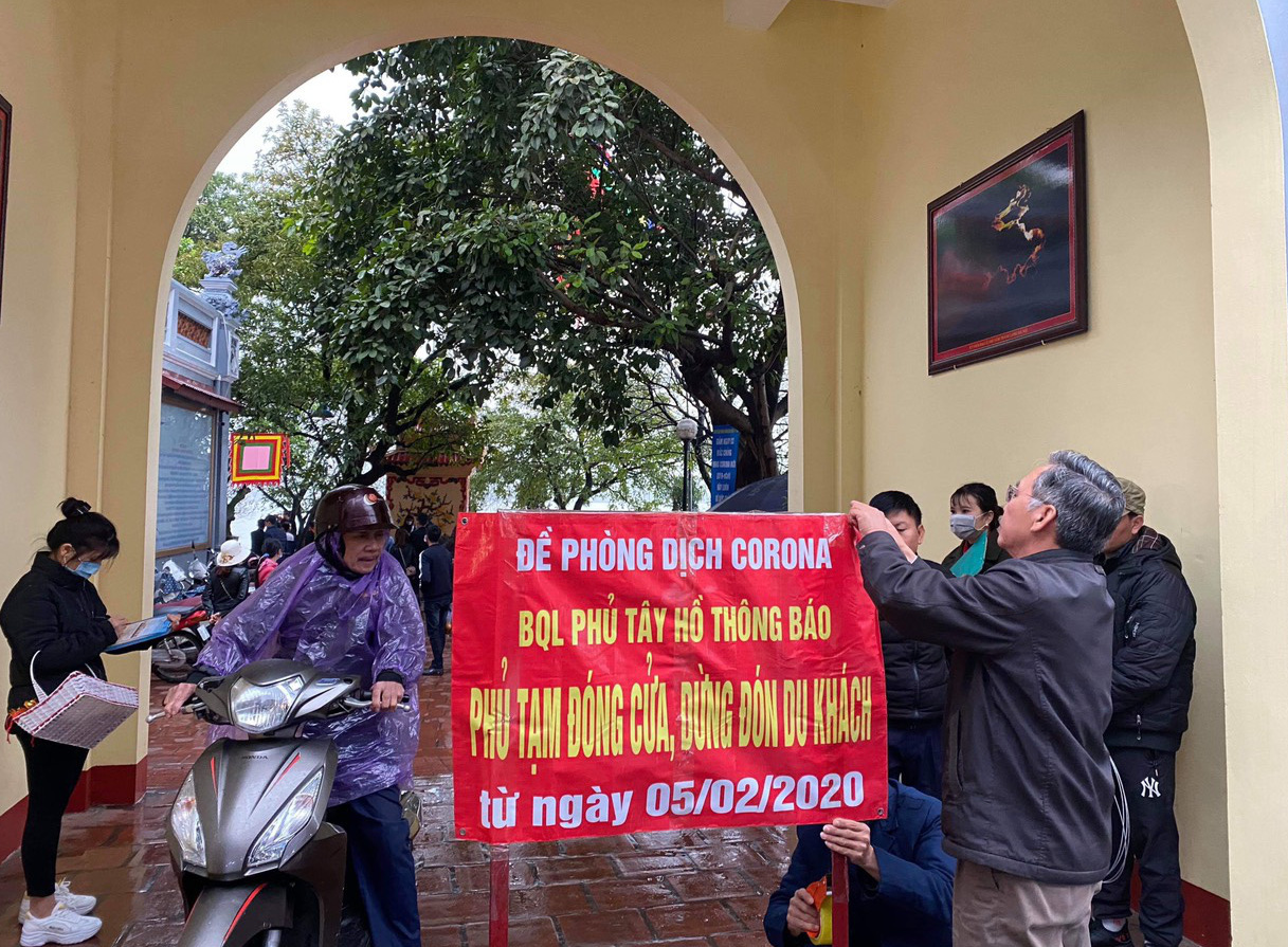 Hà Nội: Chùa Trấn Quốc, phủ Tây Hồ vẫn có nhiều du khách dù thông báo đóng cửa