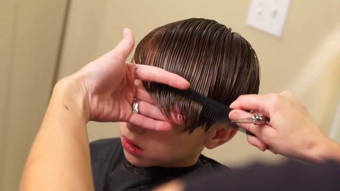 Cách cắt tóc tại nhà cho bé trai bằng kéo và tông đơ, vài phút là đẹp như soái ca  - Ảnh 5.