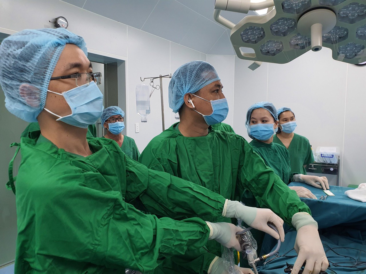 Cứu sống b&eacute; 12 tuổi bị vi&ecirc;m ph&uacute;c mạc to&agrave;n thể do ruột thừa vỡ mủ