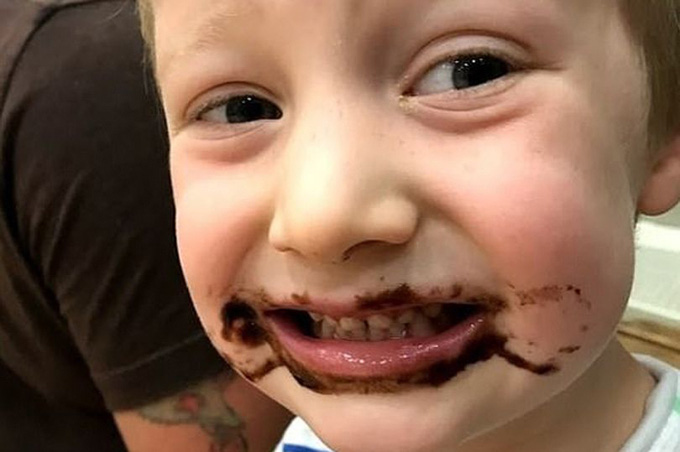 Bé 5 tuổi chết trong xe hơi vì bà mải đánh bạc