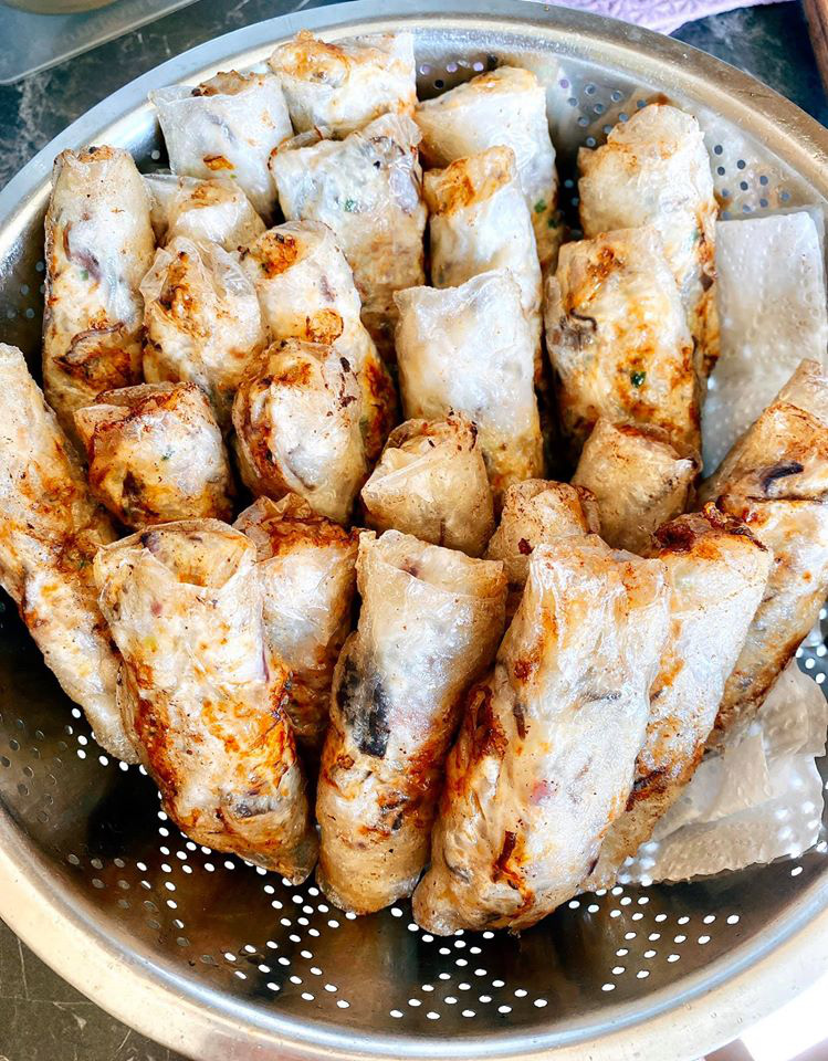 Thả cục cơm nguội vào chảo dầu sôi để rán nem, điều kỳ lạ sẽ xảy ra ...