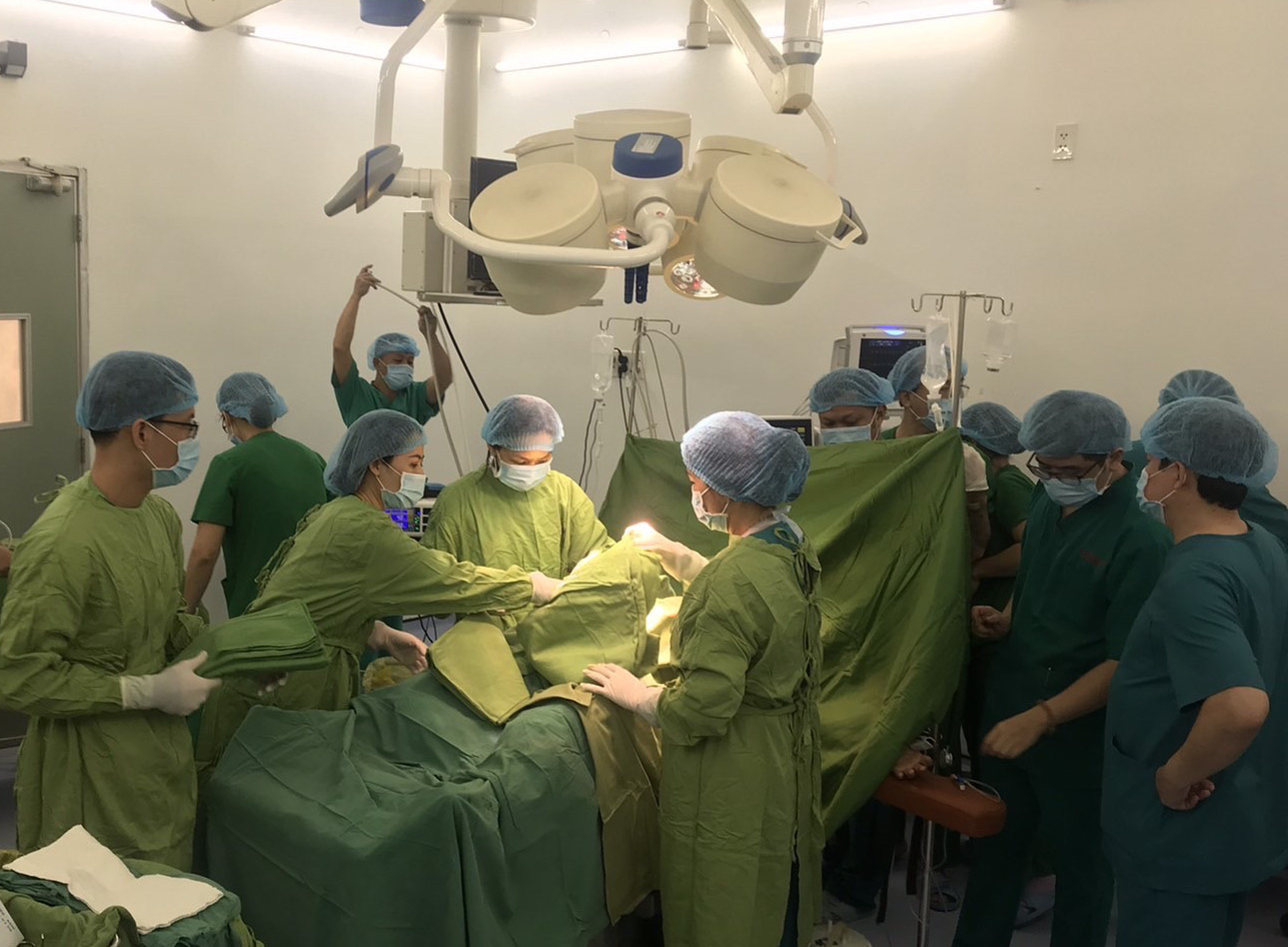 Nhau tiền đạo, u xơ tử cung lớn bít đường ra thai nhi, thai phụ 35 tuổi được mổ 3 trong 1 - Ảnh 2.